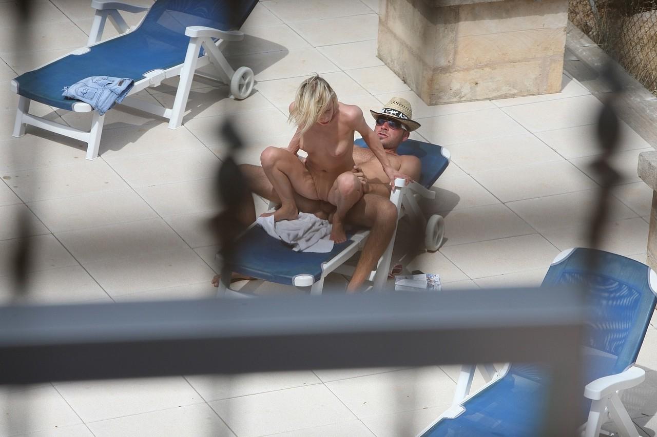 20P La zorra alemana Nadine es pillada follándose a un desconocido cachondo junto a la piscina