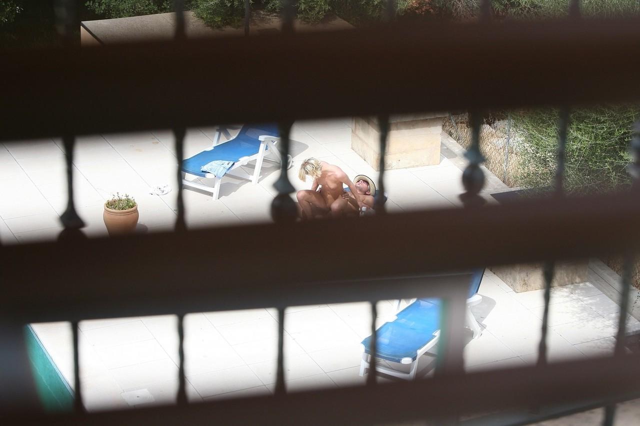 20P La zorra alemana Nadine es pillada follándose a un desconocido cachondo junto a la piscina