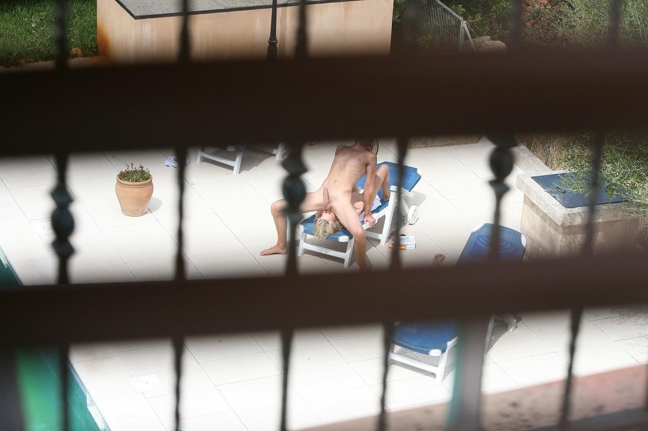 20P La zorra alemana Nadine es pillada follándose a un desconocido cachondo junto a la piscina