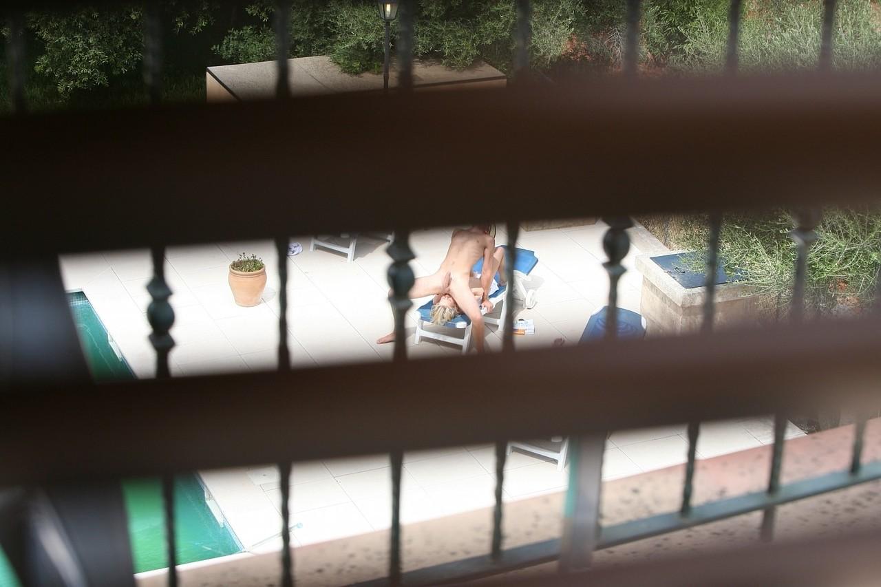 20P La zorra alemana Nadine es pillada follándose a un desconocido cachondo junto a la piscina