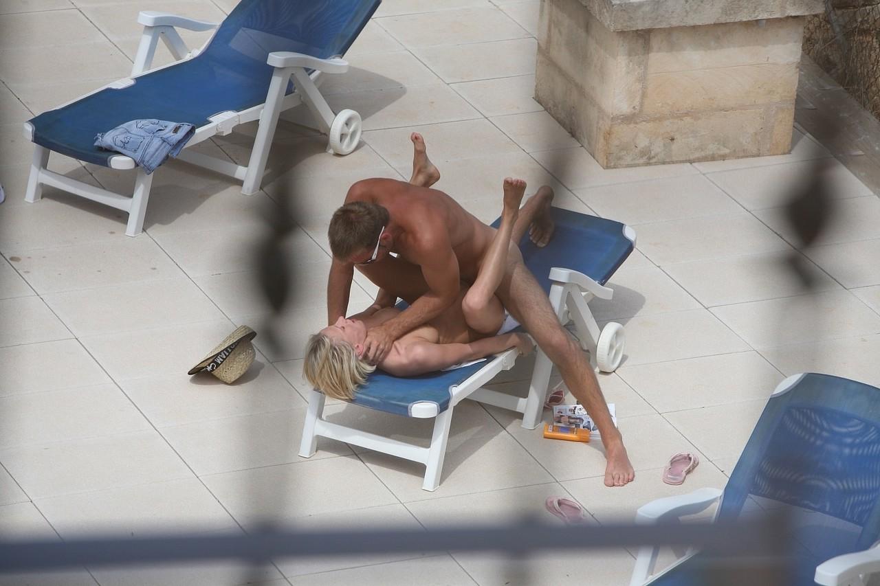 20P La zorra alemana Nadine es pillada follándose a un desconocido cachondo junto a la piscina