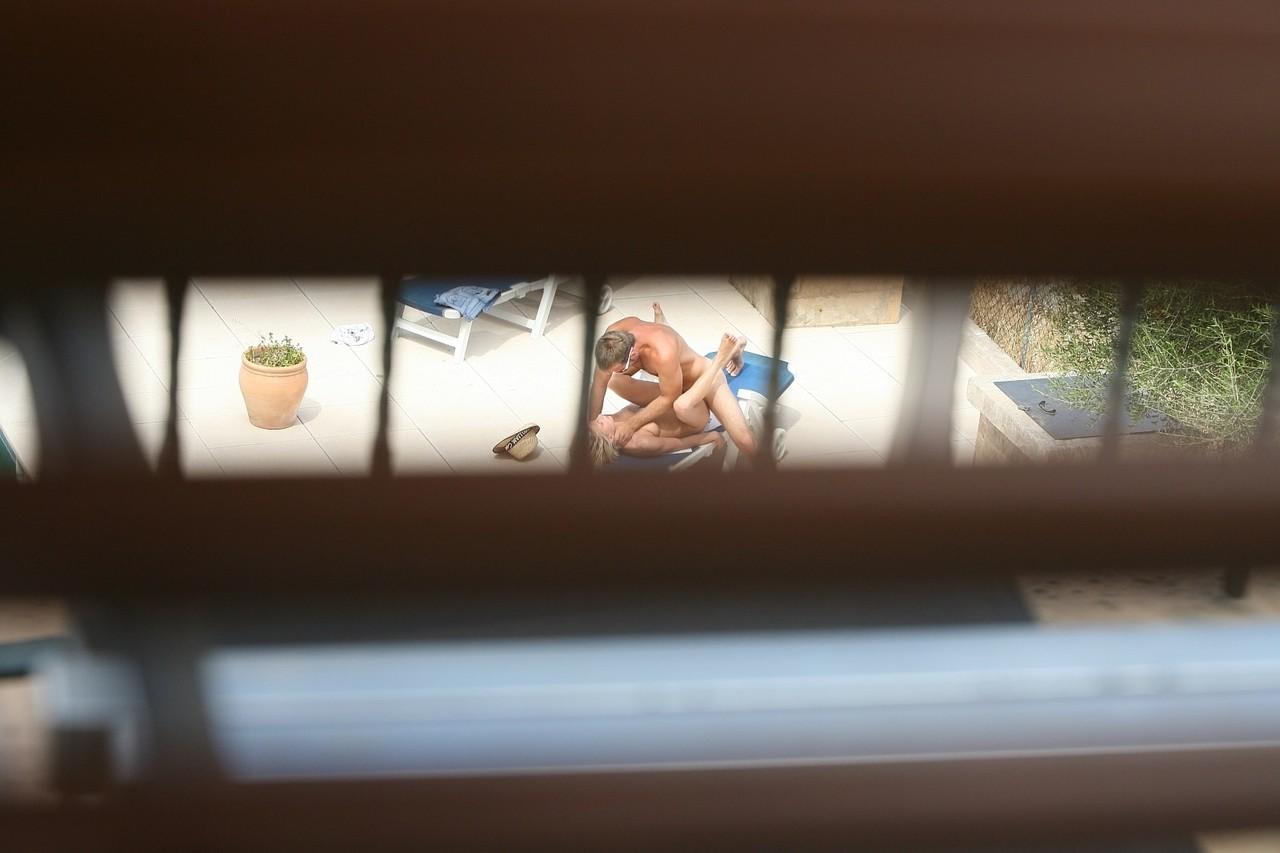 20P La zorra alemana Nadine es pillada follándose a un desconocido cachondo junto a la piscina