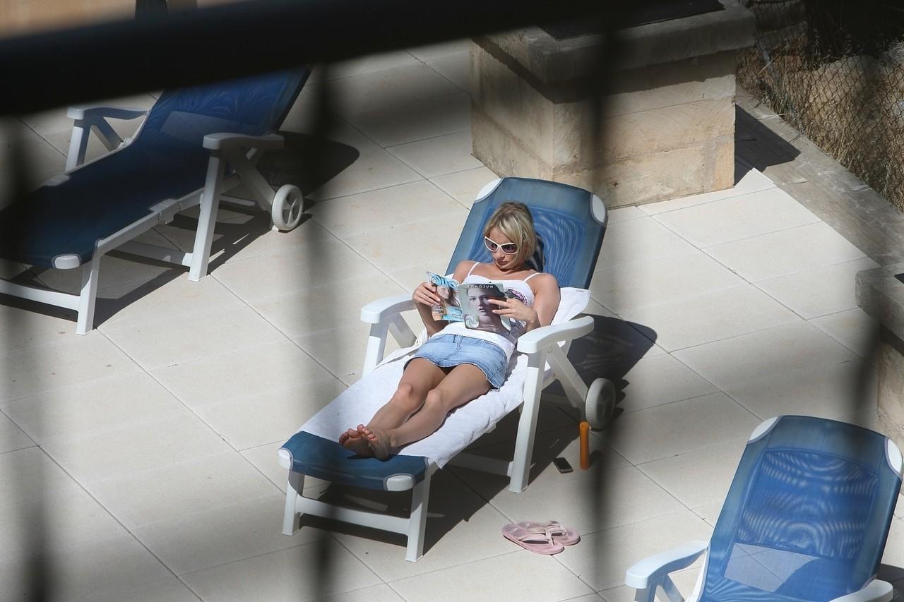 20P La zorra alemana Nadine es pillada follándose a un desconocido cachondo junto a la piscina