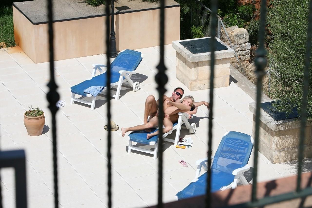 20P La zorra alemana Nadine es pillada follándose a un desconocido cachondo junto a la piscina