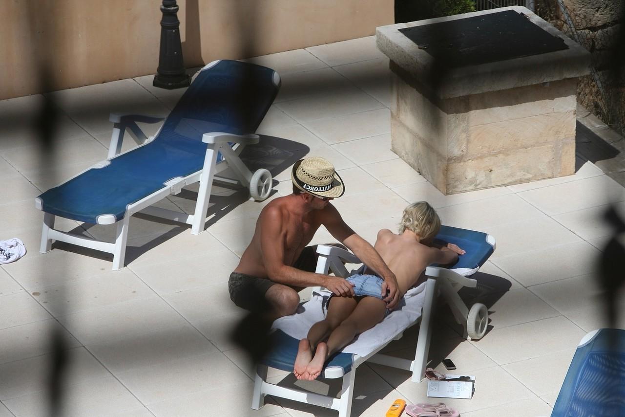20P La zorra alemana Nadine es pillada follándose a un desconocido cachondo junto a la piscina