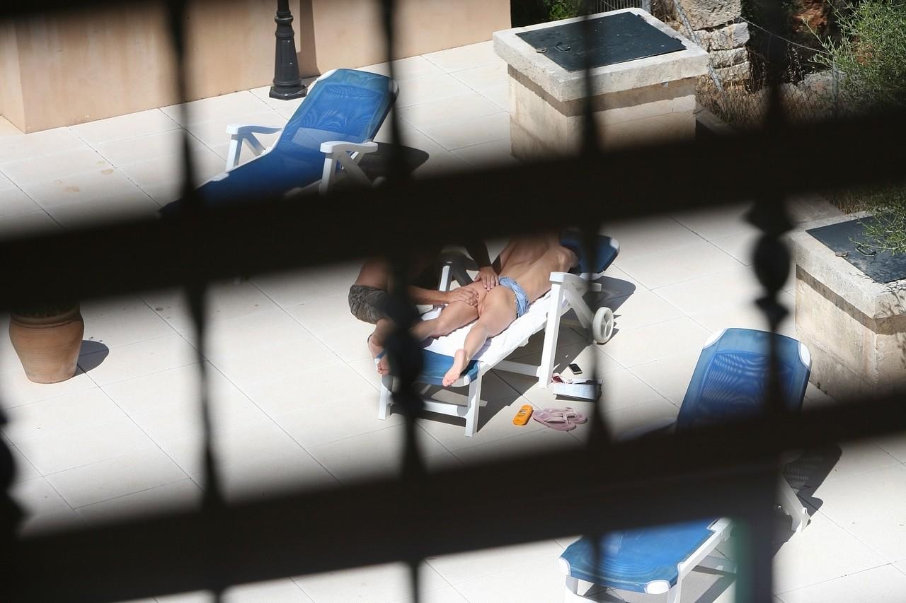 20P La zorra alemana Nadine es pillada follándose a un desconocido cachondo junto a la piscina