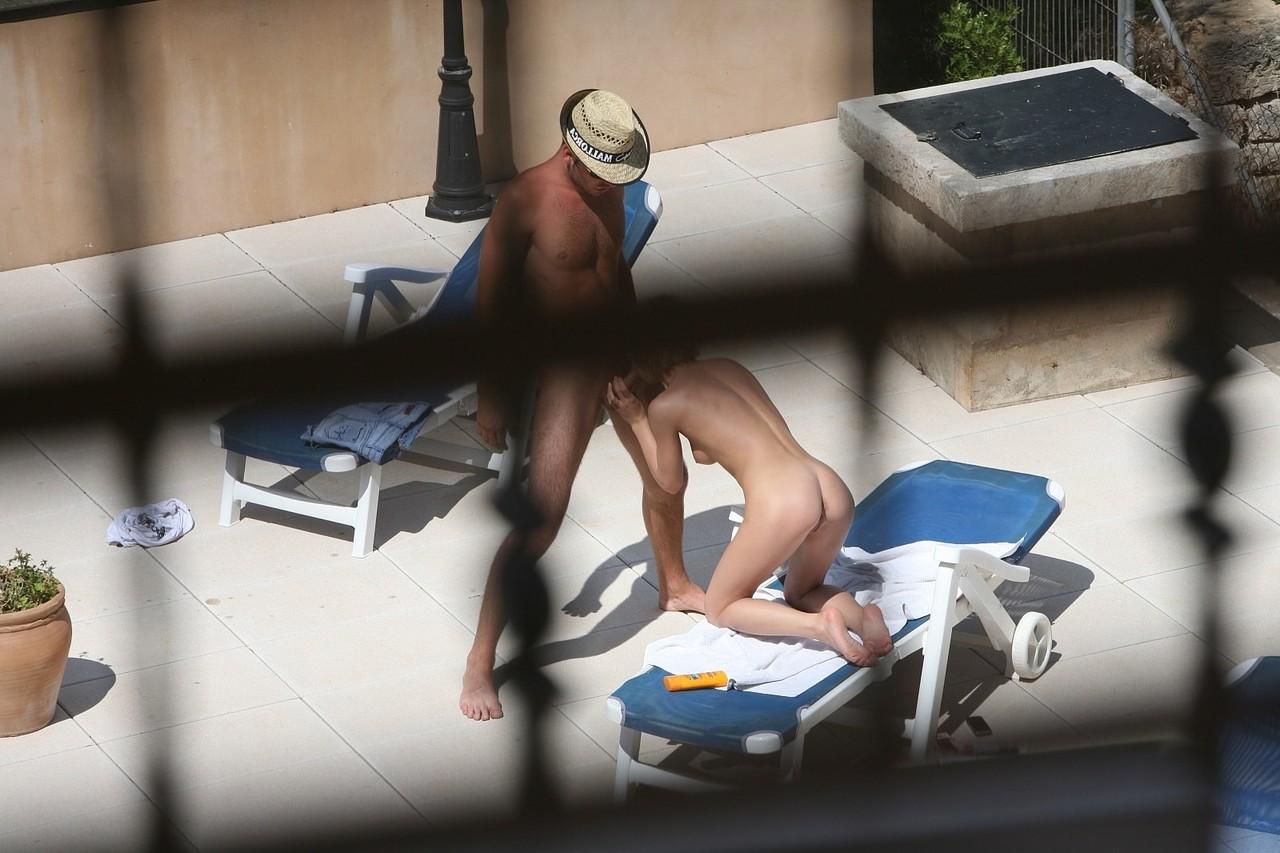20P La zorra alemana Nadine es pillada follándose a un desconocido cachondo junto a la piscina