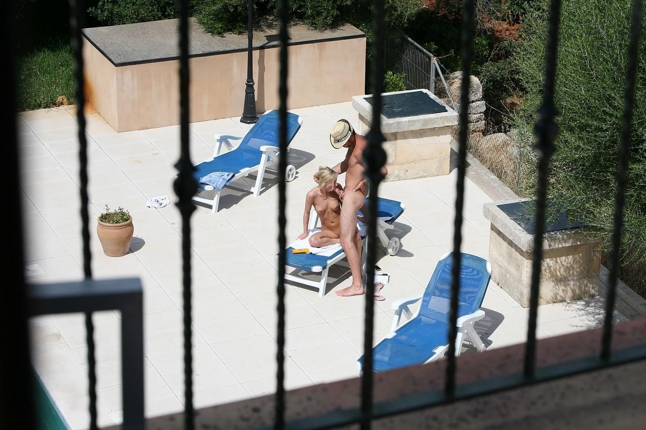 20P La zorra alemana Nadine es pillada follándose a un desconocido cachondo junto a la piscina