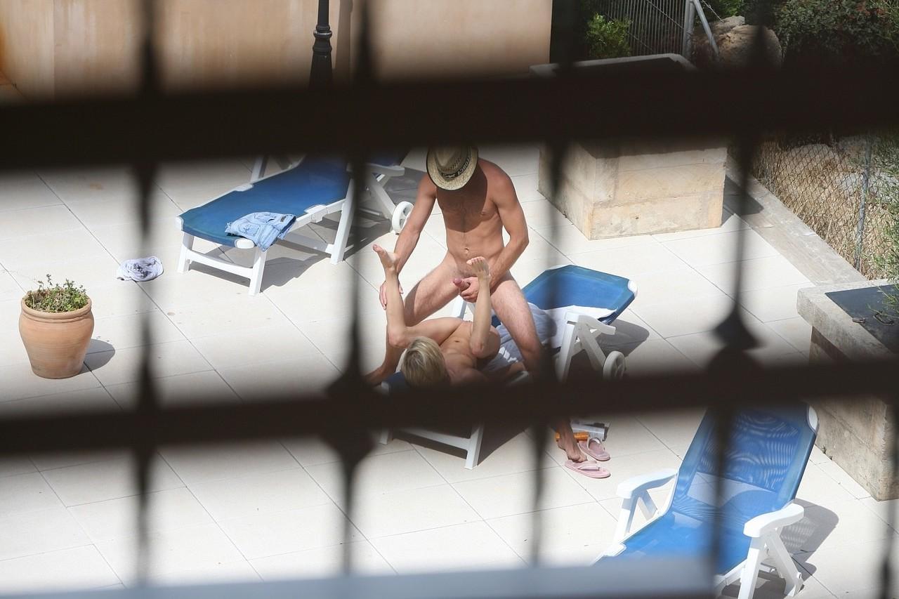20P La zorra alemana Nadine es pillada follándose a un desconocido cachondo junto a la piscina