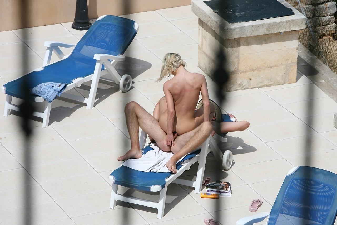 20P La zorra alemana Nadine es pillada follándose a un desconocido cachondo junto a la piscina