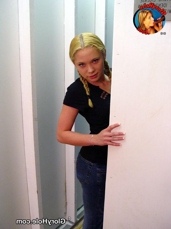 19P A pequena loira fofa Krissy Kay descasca a calça jeans para se divertir chupando um buraco de glória
