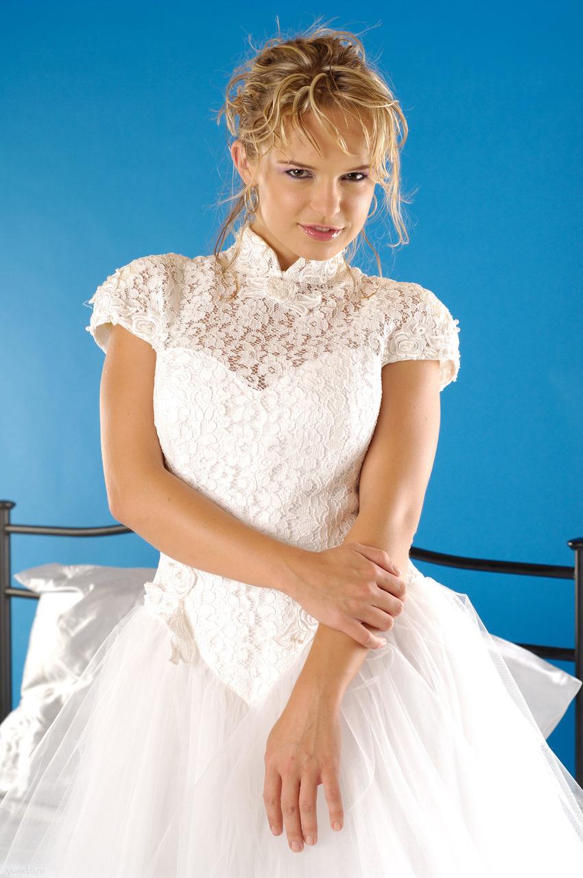20P La beauté aux cheveux dorés Peach A perd sa robe de mariée et montre son gros cul.