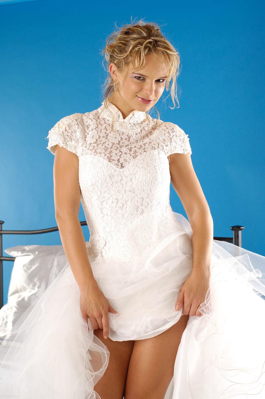 20P La beauté aux cheveux dorés Peach A perd sa robe de mariée et montre son gros cul.