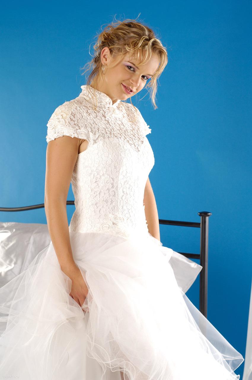 20P La beauté aux cheveux dorés Peach A perd sa robe de mariée et montre son gros cul.