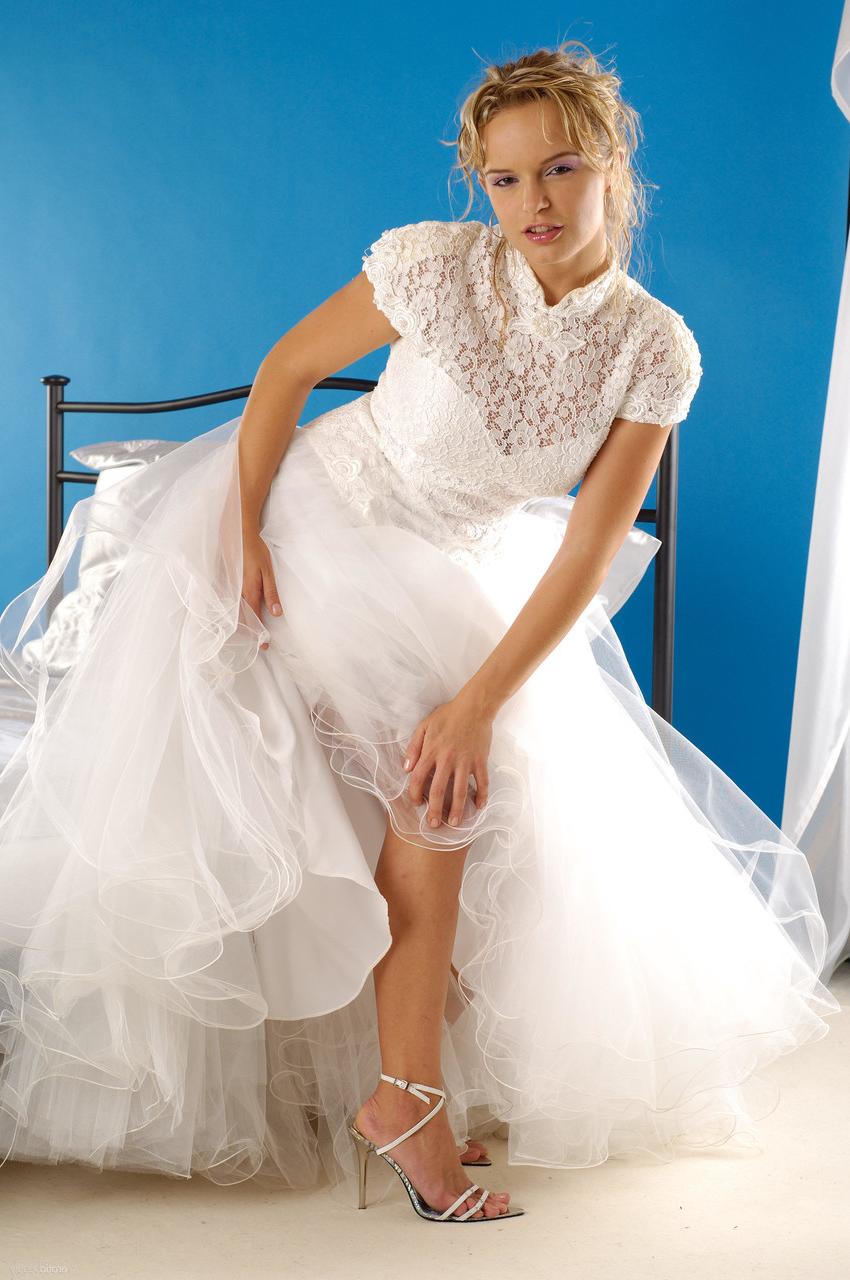 20P La beauté aux cheveux dorés Peach A perd sa robe de mariée et montre son gros cul.