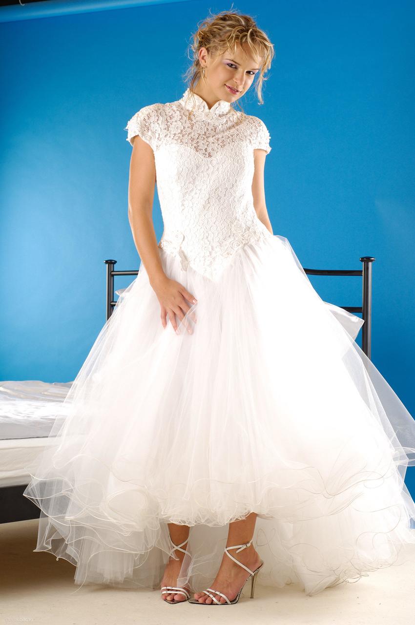 20P La beauté aux cheveux dorés Peach A perd sa robe de mariée et montre son gros cul.