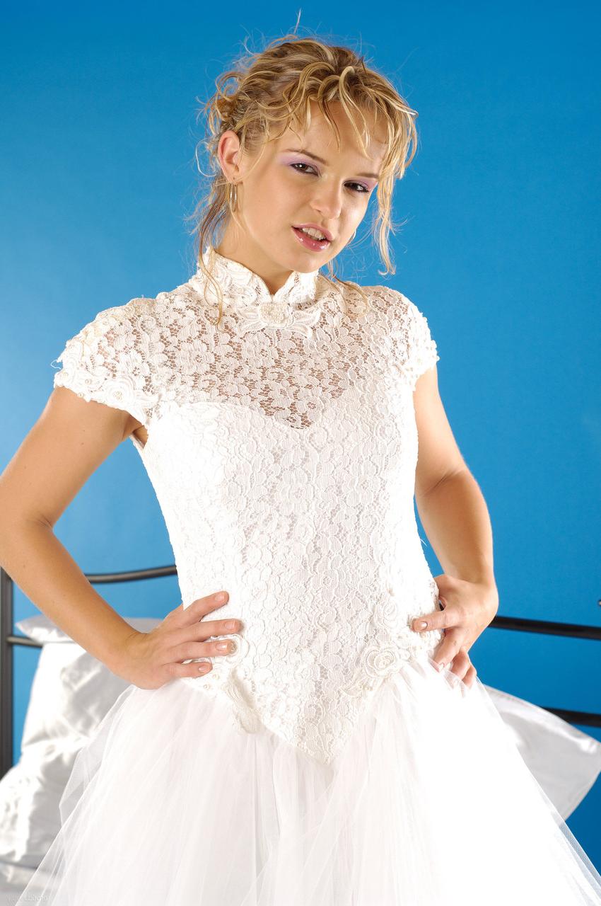 20P La beauté aux cheveux dorés Peach A perd sa robe de mariée et montre son gros cul.