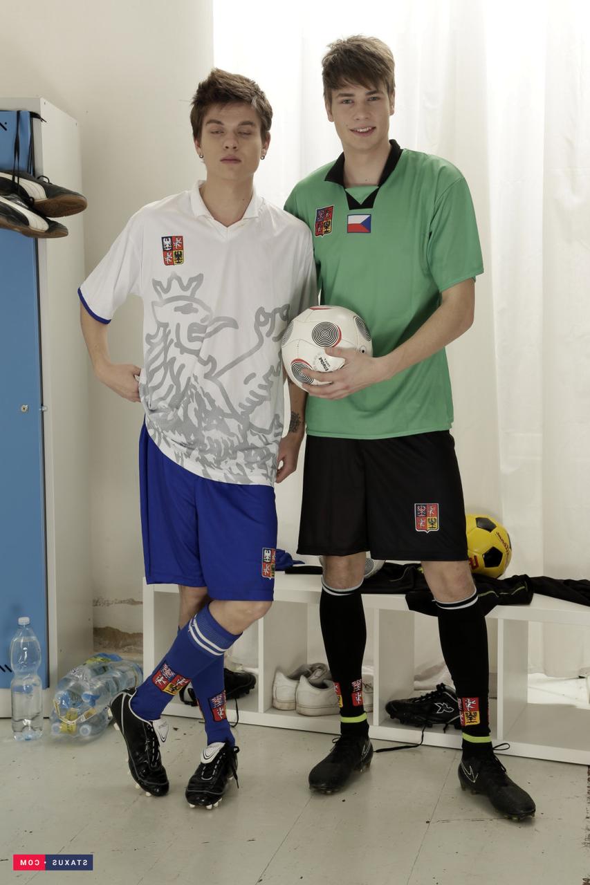 18P Os companheiros de futebol gay Jaro Stone e Titus Snow se divertem anal depois do treino