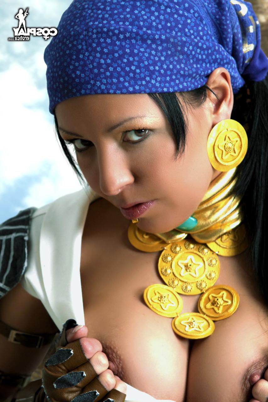 12P Die süße Cosplayerin lässt ihren tollen Körper los, während sie ein paar Messer schwingt
