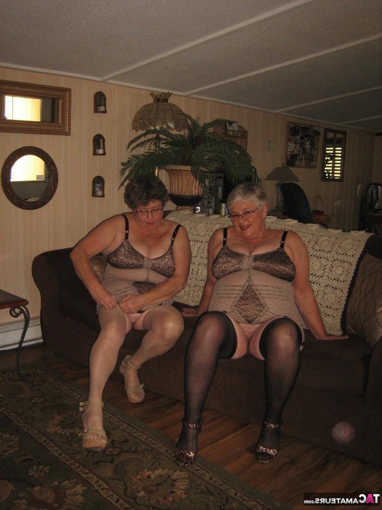 20P Mulheres idosas tiram a roupa e usam cintas iguais antes de mostrarem peitos moles e castores