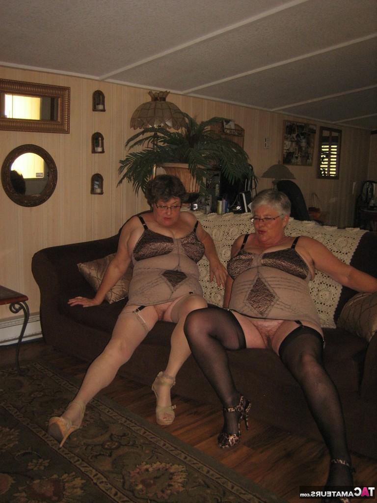 20P Mulheres idosas tiram a roupa e usam cintas iguais antes de mostrarem peitos moles e castores
