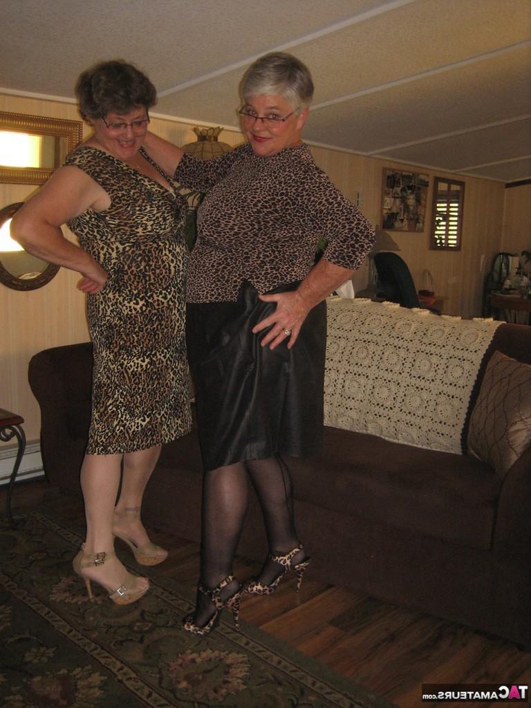 20P Mulheres idosas tiram a roupa e usam cintas iguais antes de mostrarem peitos moles e castores
