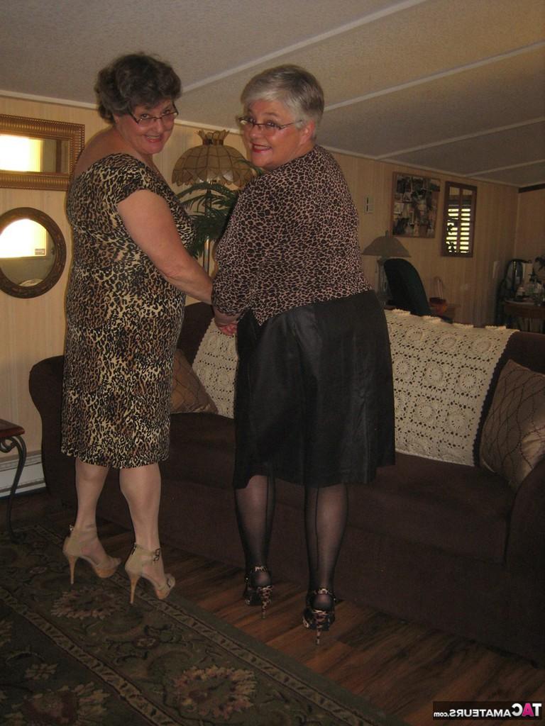 20P Mulheres idosas tiram a roupa e usam cintas iguais antes de mostrarem peitos moles e castores
