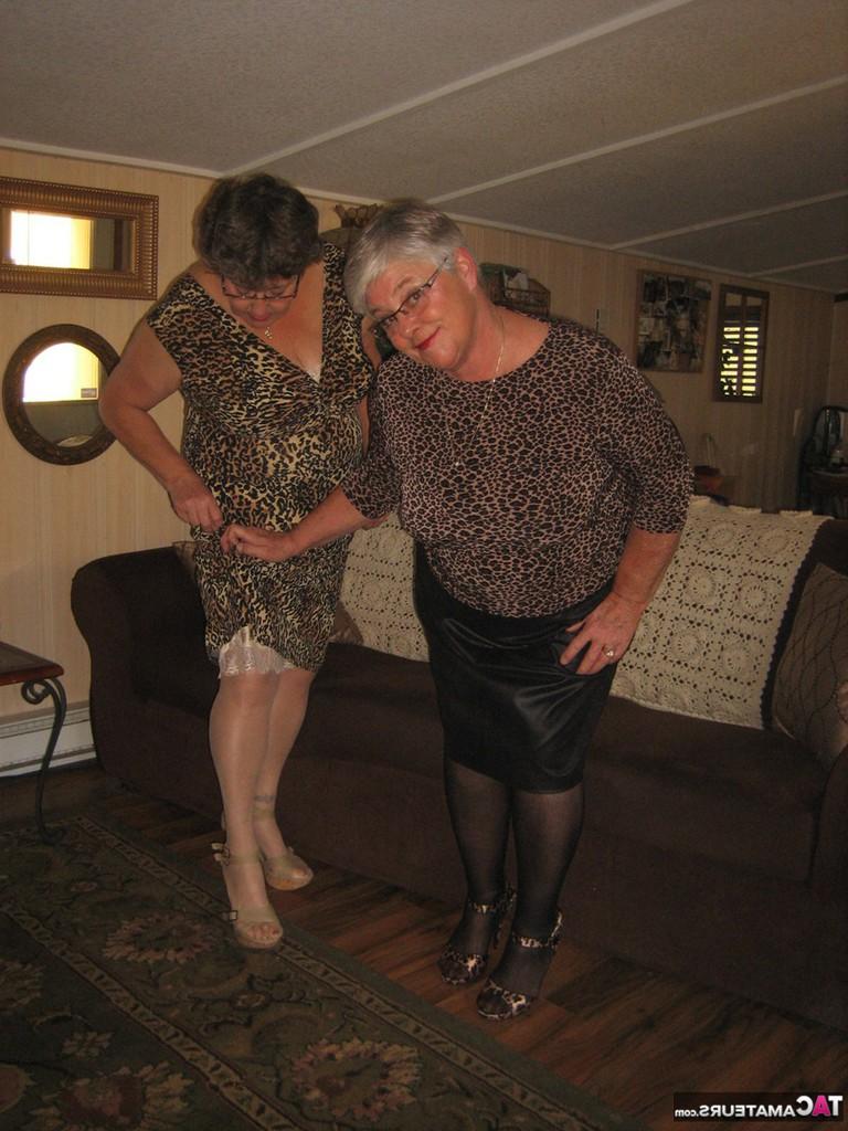 20P Mulheres idosas tiram a roupa e usam cintas iguais antes de mostrarem peitos moles e castores