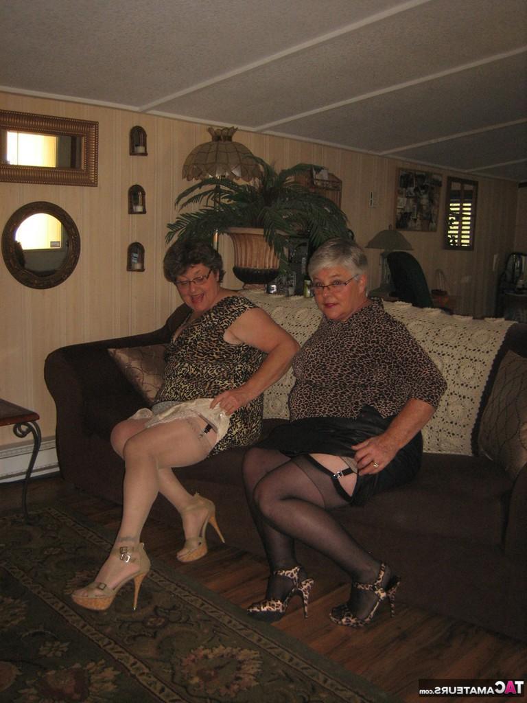 20P Mulheres idosas tiram a roupa e usam cintas iguais antes de mostrarem peitos moles e castores