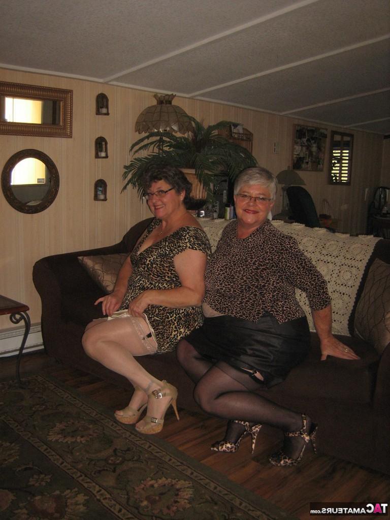 20P Mulheres idosas tiram a roupa e usam cintas iguais antes de mostrarem peitos moles e castores