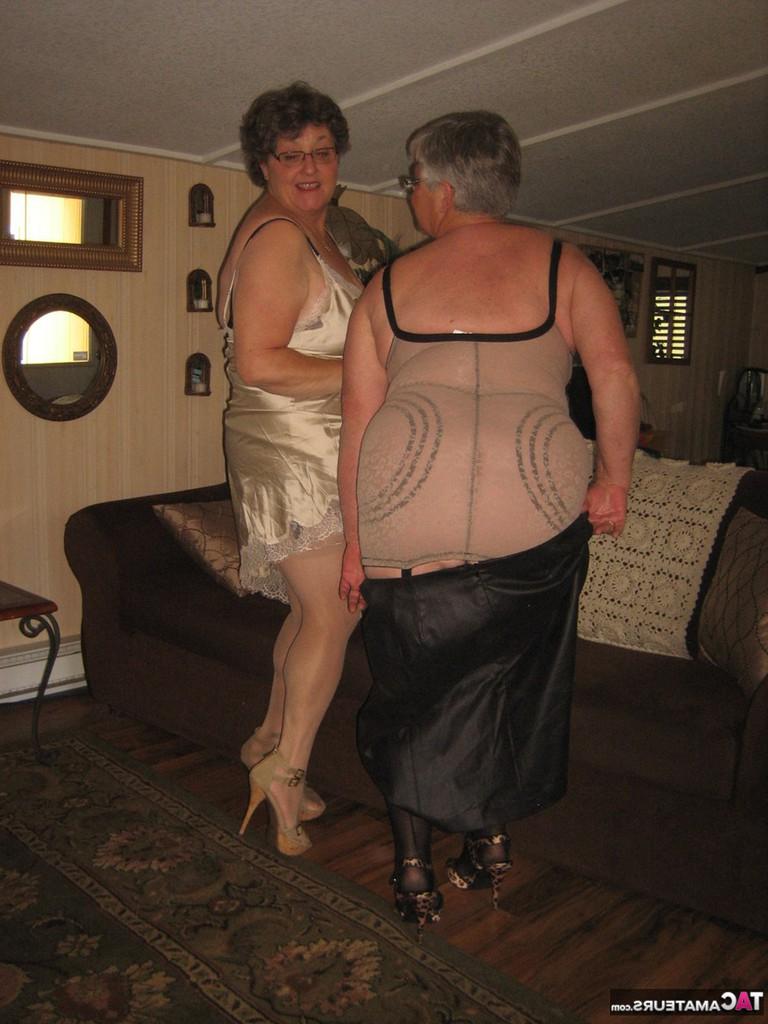 20P Mulheres idosas tiram a roupa e usam cintas iguais antes de mostrarem peitos moles e castores