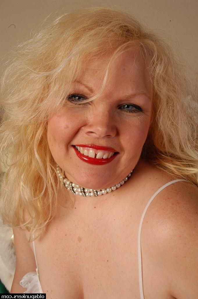 16P Madura loira mais gorda Sunshine tirando lingerie branca sexy