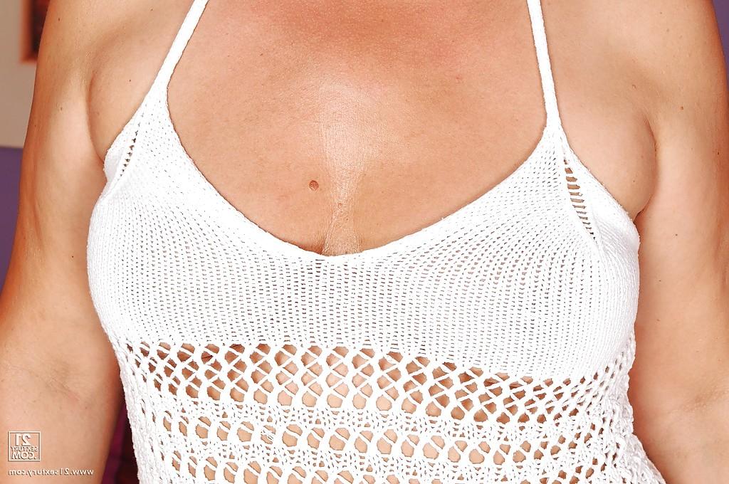 16P Mollige reife Dame zieht ihren Rock hoch, um ihre haarige Fotze freizulegen