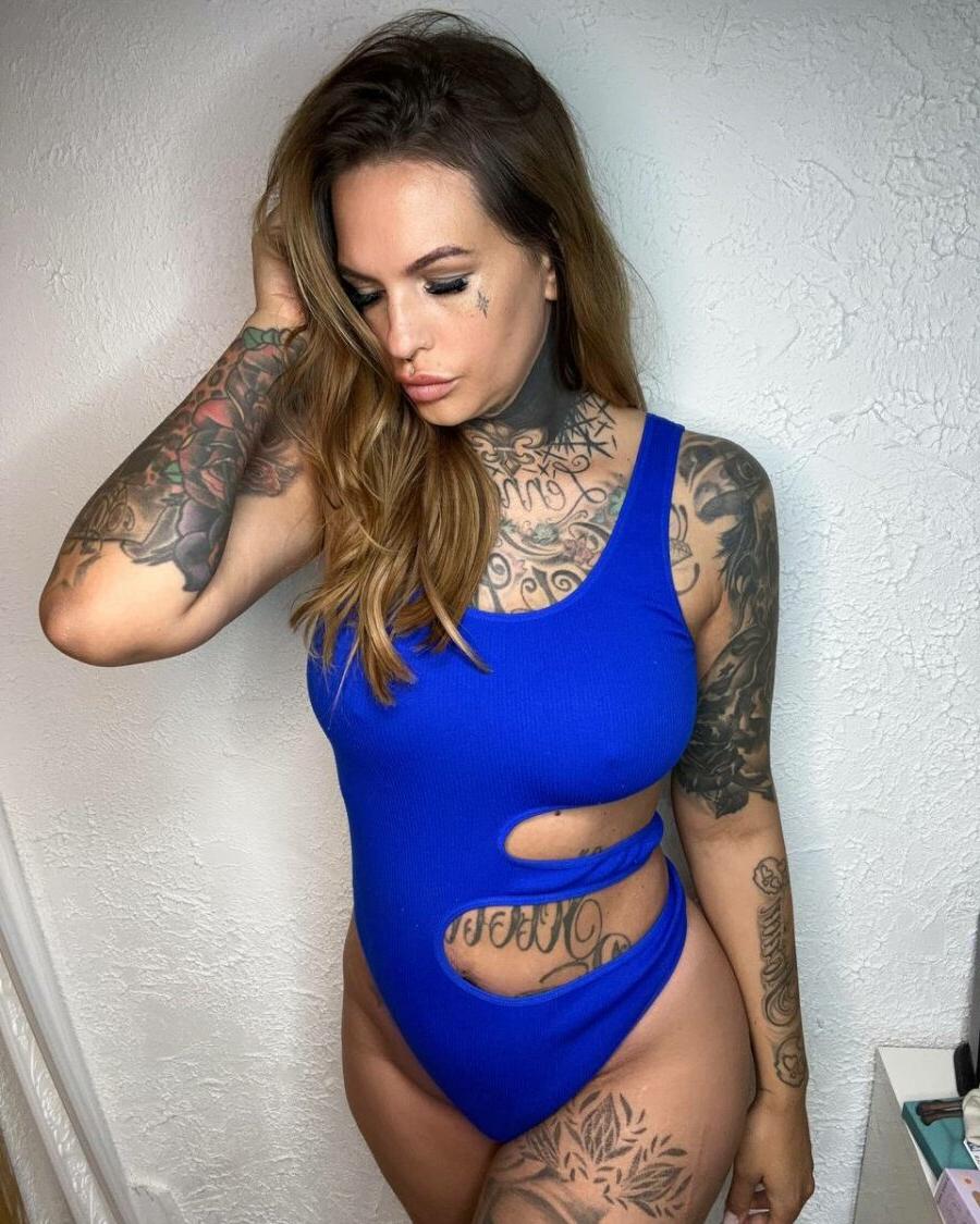 10P Nena glamorosa muestra su impresionante cuerpo adornado con tatuajes en lencería sexy