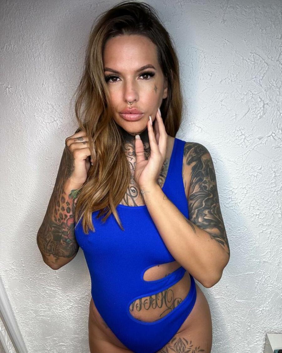 10P Nena glamorosa muestra su impresionante cuerpo adornado con tatuajes en lencería sexy