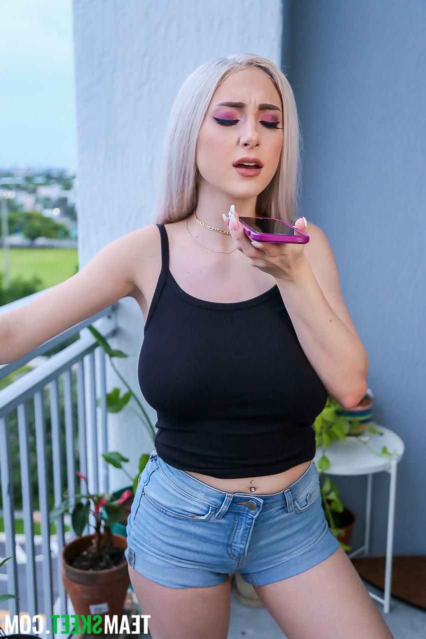 20P A adolescente loira sexy Skylar Vox expõe seus peitos grandes e fica com tesão
