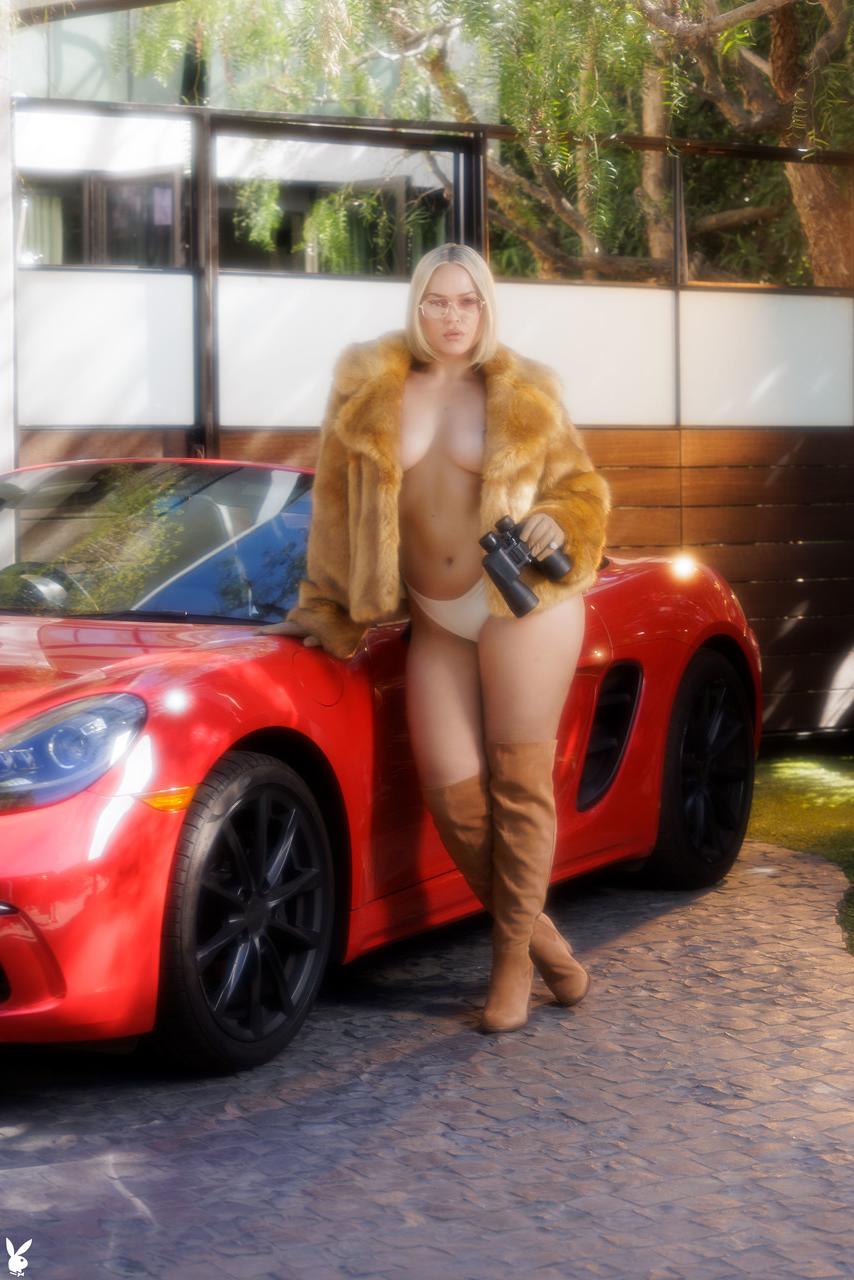 20P Die glamouröse Blondine Alexis Texas zieht ihre hohen Stiefel aus und zeigt ihren großen Arsch
