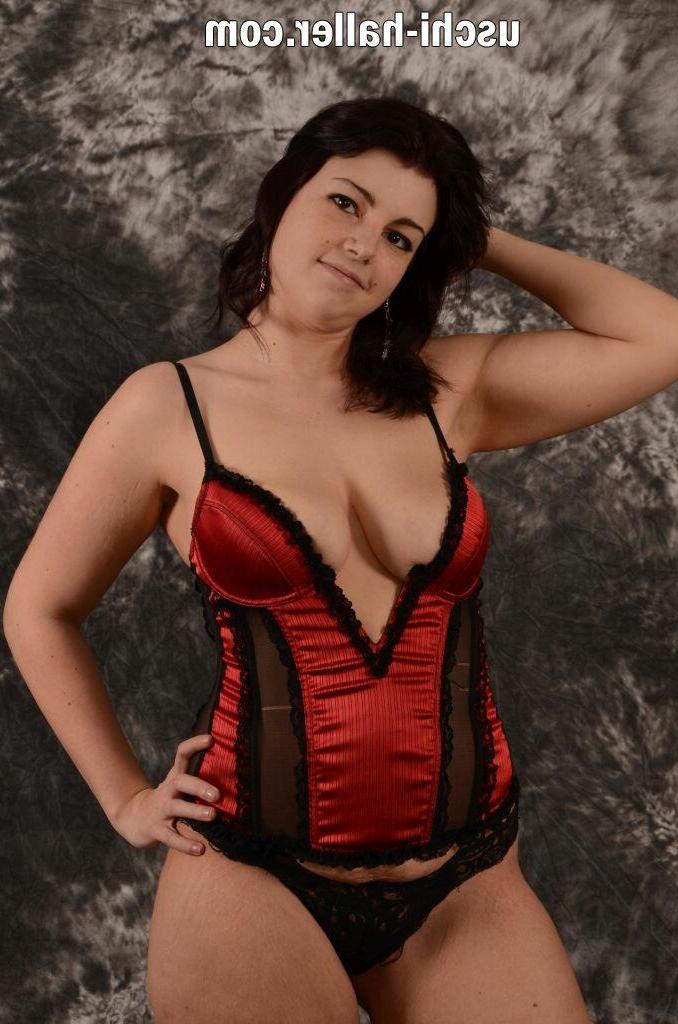 16P A garota solo Monique Deep libera seus seios naturais de lingerie sexy