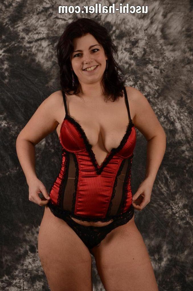 16P A garota solo Monique Deep libera seus seios naturais de lingerie sexy