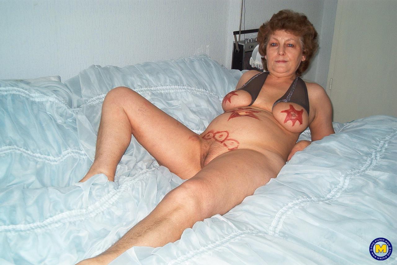 20P A morena madura Monika mostra seus peitos grandes e decora seu corpo antes de tomar banho