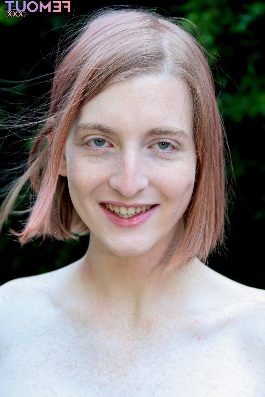 16P La transexuelle chaude Elizabeth Winters se branle et montre son trou d'amour anal en plein air.