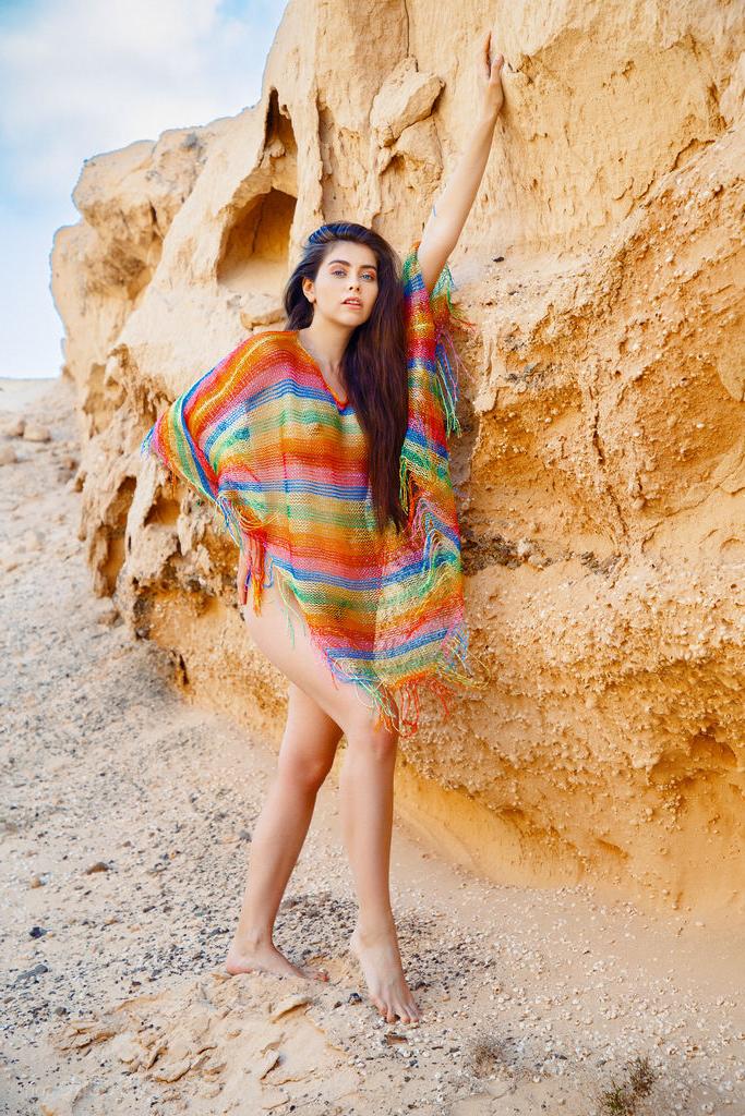 16P A bela adolescente Foxy Alissa fica completamente nua na areia imaculada
