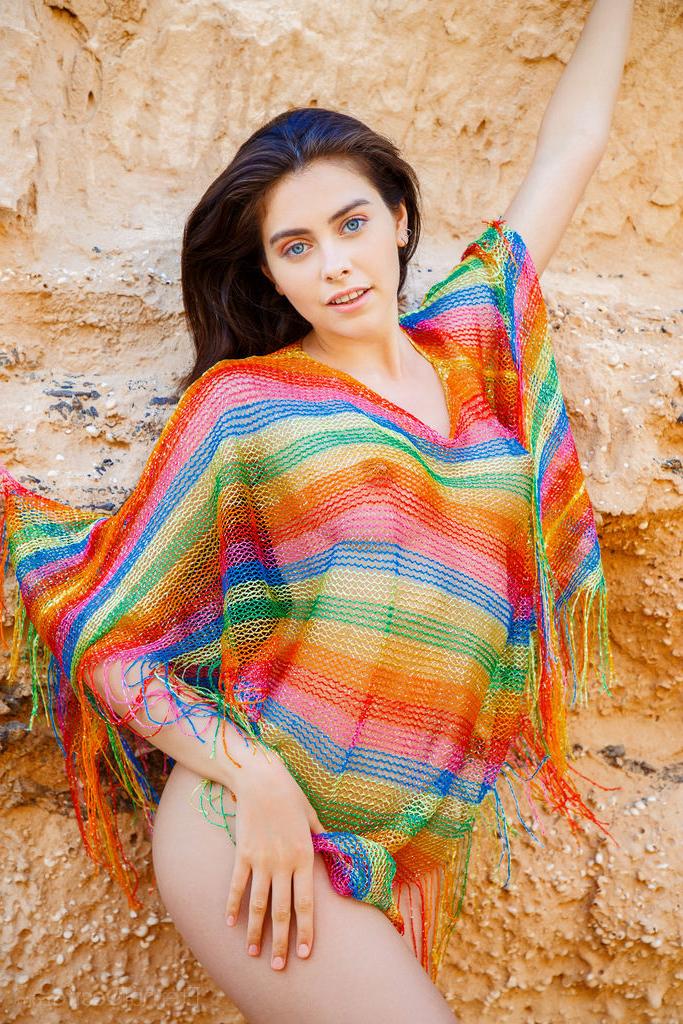 16P A bela adolescente Foxy Alissa fica completamente nua na areia imaculada