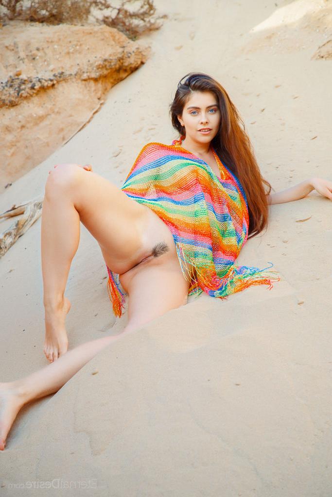 16P A bela adolescente Foxy Alissa fica completamente nua na areia imaculada