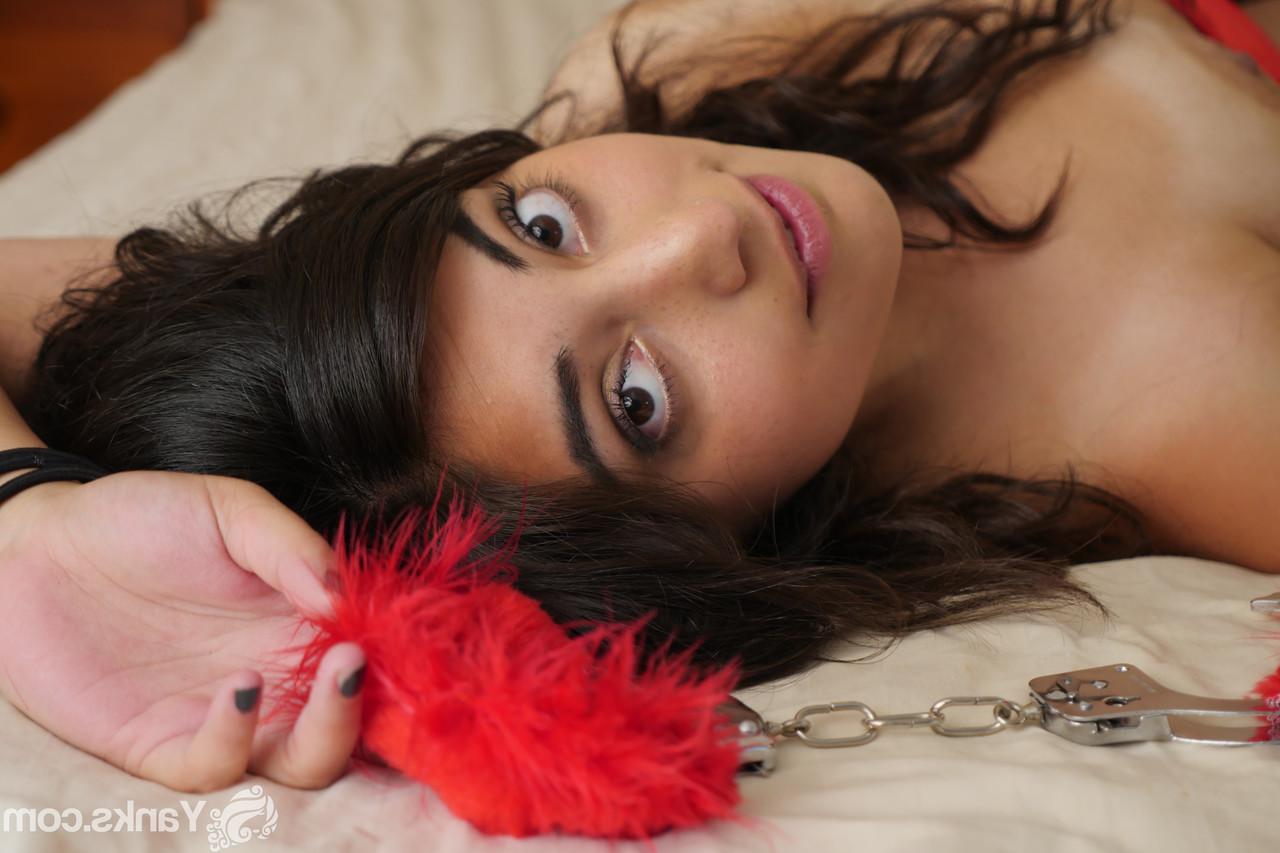 16P Catalina Rene, amateur aux gros seins, doigte sa chatte rasée sur un lit dans un corset.
