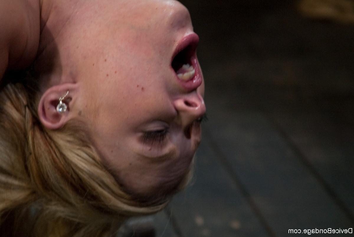 20P Der frechen Sklavin Katie Kox sind ihre großen Titten fest gefesselt und ihre Möse wird bespielt