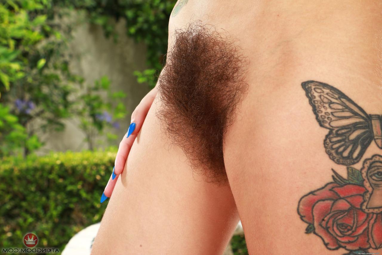 20P Sexy com tinta amadora Pearl Sage expõe sua boceta espessa e axilas peludas