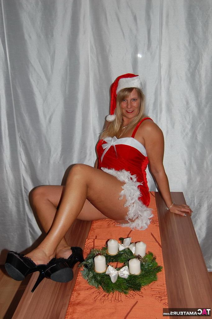 20P La blonde amateur Sweet Susi joue avec son vagin rasé lors d'une séance photo sur le thème de Noël.