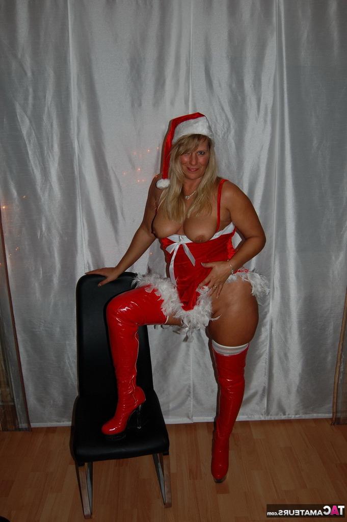 20P La blonde amateur Sweet Susi joue avec son vagin rasé lors d'une séance photo sur le thème de Noël.