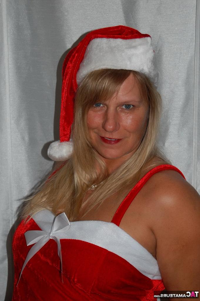 20P La blonde amateur Sweet Susi joue avec son vagin rasé lors d'une séance photo sur le thème de Noël.